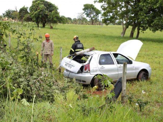 Condutor perde controle, derruba &aacute;rvore e s&oacute; para ao arrombar cerca