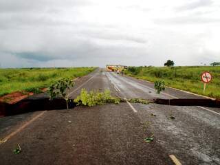  Chuva abre crateras na MS-487 e interdita acesso ao Paraná
