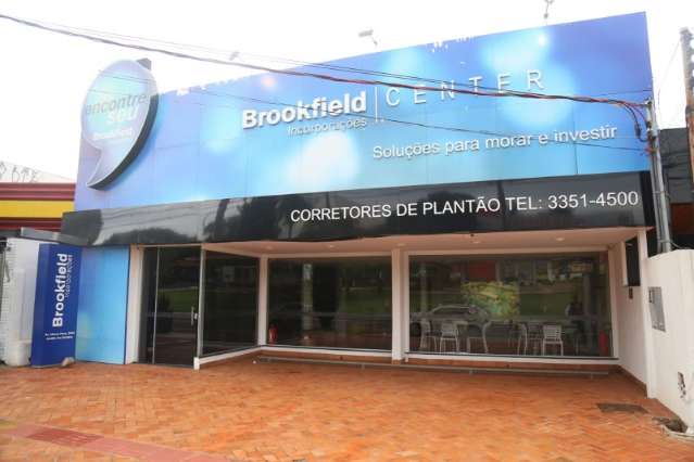 Bandidos arrombam portas e quebram vitrine de duas lojas na Afonso Pena