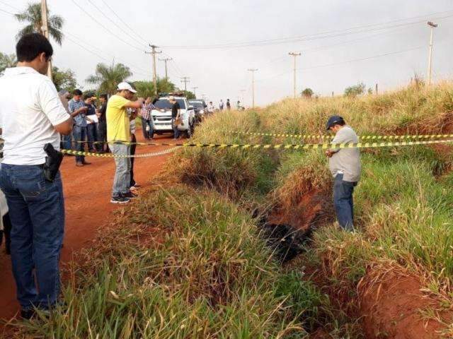 Cad&aacute;ver carbonizado com pneus &eacute; encontrado perto da fronteira com MS