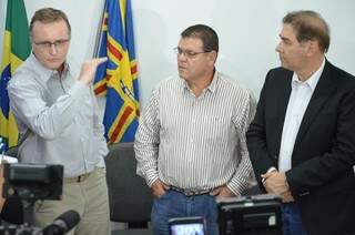 Os secretários Ricardo Ballock, Paulo Pedra e o prefeito Alcides Bernal. (Foto: Vanessa Tamires) 