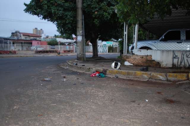 Jovem morre ao cair de moto e bater cabe&ccedil;a no meio-fio na Pedro Celestino