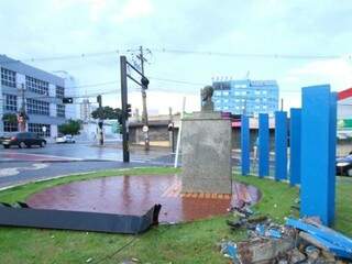 Estrutura de semáforo para pedestres e mureta de concreto foram derrubado (Foto: André Bittar) 