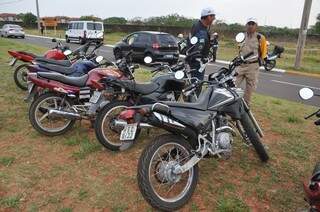 No grupo de risco do trânsito, motocicletas irreglares foram apreendidas em blitz no bairro Tiradentes. (Foto: Marcelo Calazans)