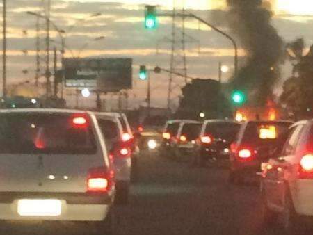 Carro pega fogo perto de hipermercado e tumultua tr&acirc;nsito
