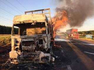 Carreta pega fogo com carreta com carga de R$ 500 mil. (Foto: TL Notícias)