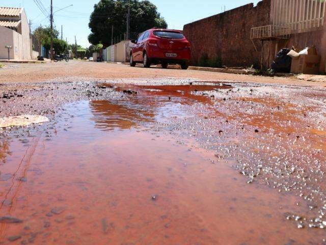 Com vazamento de 4 dias, &aacute;gua toma conta de rua no Monte Castelo