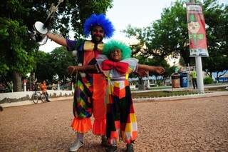 Maycon e o irmão David usam mesma fantasia para brincar o Carnaval. (Foto: Rodrigo Pazinato)
