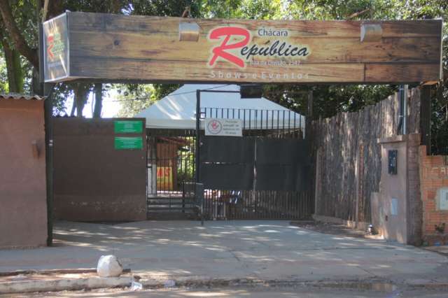 Fam&iacute;lia nega que garoto morto por policial em festa estaria armado 