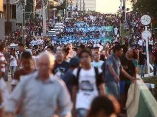 Multidão caminhou do Centro até a Via Parque para  acompanhar os shows ao final da Marcha (Foto: Marcos Ermínio)