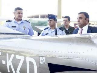 Promotor e homens das Forças Armadas vistoriam avião suspeito no aeroporto de Pedro Juan (Foto: ABC Color)