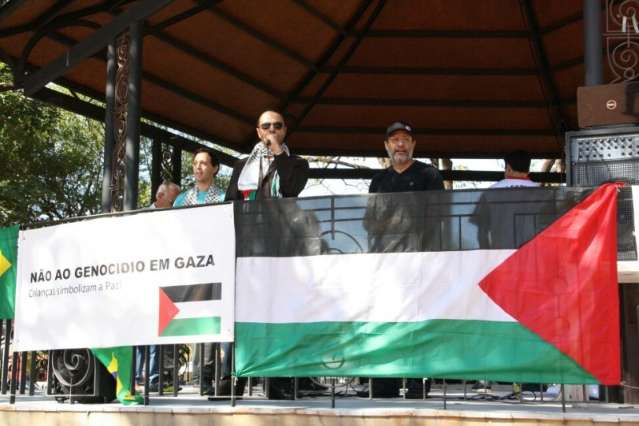 Palestinos protestam contra a guerra e recolhem doa&ccedil;&otilde;es a refugiados
