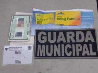 Documentos e o cartão do Bolsa Família da indígena apreendidos por guardas municipais com o comerciante (Foto: Divulgação)