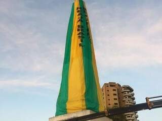 Grupos colocaram faixa com as cores do Brasil no Obelisco. (Foto: Direto das ruas)