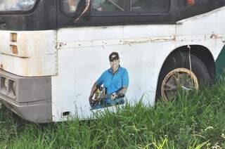 No ônibus, o sonho de viver cantando estampado. (Foto: Marcelo Calazans)