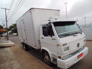 Caminhão-baú foi encontrado em rodovia estadual (Foto: iFato)
