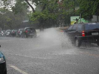 Tráfego deve ser evitado em ruas sujeitas a alagamentos localizados, chuva deve continuar. (Foto: João Garrigó)