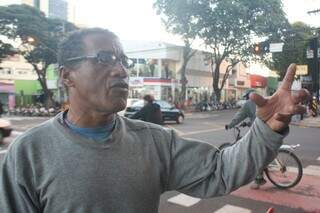 Porteiro Neidino da Silva quer mais farmácias 24 horas, especialmente nos bairros. (Foto: Marcos Ermínio)