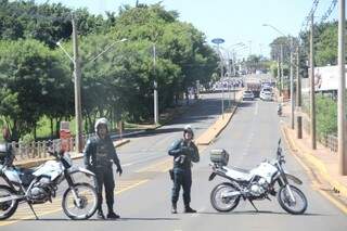 PM interdita Rua Ceará após protesto de estudantes (Foto: Marcos Ermínio)