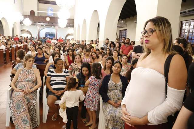 Gr&aacute;vidas lotam santu&aacute;rio  para receber ben&ccedil;&atilde;o e se proteger do zika v&iacute;rus