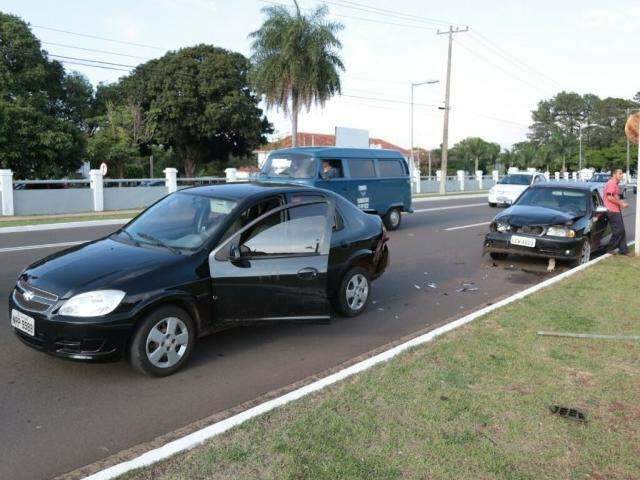 Sol atrapalha vis&atilde;o e condutor causa acidente na avenida Duque de Caxias