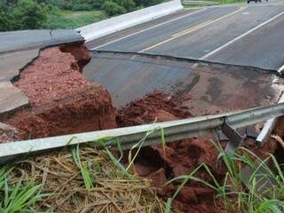 Ponte conclu&iacute;da h&aacute; um ano cai durante temporal em munic&iacute;pio 