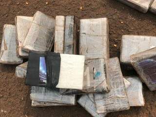 Parte dos tabletes retirados de fundo falso de carreta, apreendida pela PRF hoje em Dourados (Foto: Divulgação)