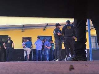 Policiais na chegada dos presos da operação no Centro de Triagem. (Foto: Kísie Ainoã/Arquivo).