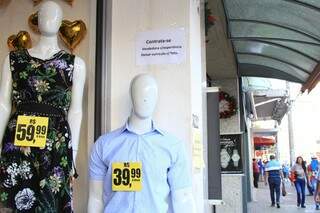 Cartazes e plaquinhas de contratação são tímidas, mas lojas estão recolhendo currículos. (Foto: Marina Pacheco).