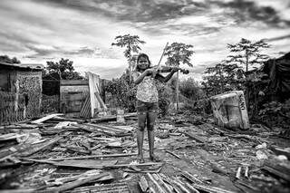 Keila toca em meio à desocupação da favela. (Foto: Fernando Antunes)