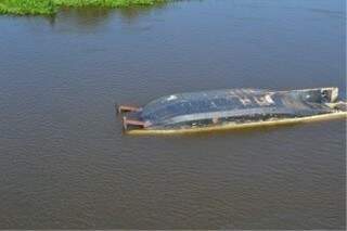 Em Corumbá, um barco militar da Bolívia virou, matando duas pessoas. (Foto: Diário Corumbaense)