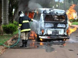 Bombeiros usaram mangueira para apagar incêndio em veículo (Foto: Kennedy Scudeler / Siliga News)