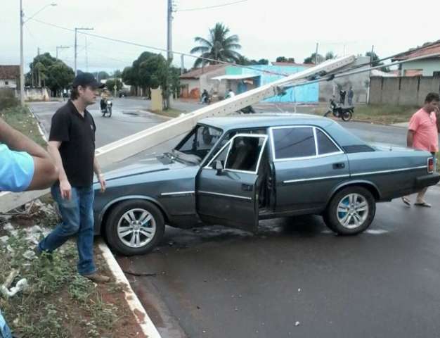 Embriagado, homem perde controle de dire&ccedil;&atilde;o, colide em poste que cai sobre carro