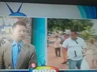 Homem com bengala antes de agredir repórter Rodrigo Santos. (Foto: Divulgação)