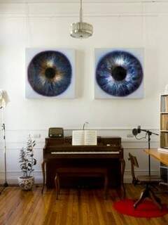 Os olhos sobre o piano.