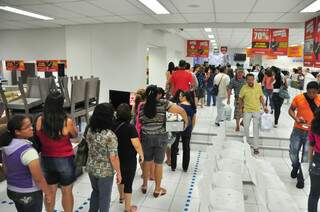 Depois das compras, consumidores enfrentam outra fila para pagar e levar produtos para casa (Foto: João Garrigó)
