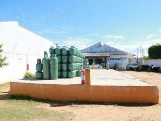 Distribuidora tem estoque apenas de botijões vazios. (Foto: Alcides Neto)