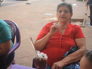 Simone Gutierrez, de 69 anos, sentado para tomar um açaí em dia de altas temperaturas (Foto: Marina Pacheco)