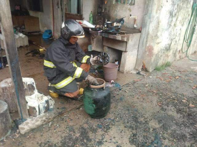 Homem sofre queimaduras de 2&ordm; grau ao cozinhar em fogareiro adaptado