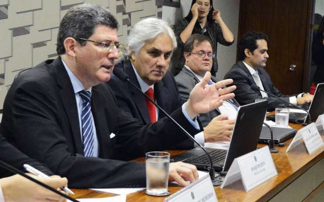 Delcídio defende aprovação de teto  da dívida em reunião da CAE com Levy  
