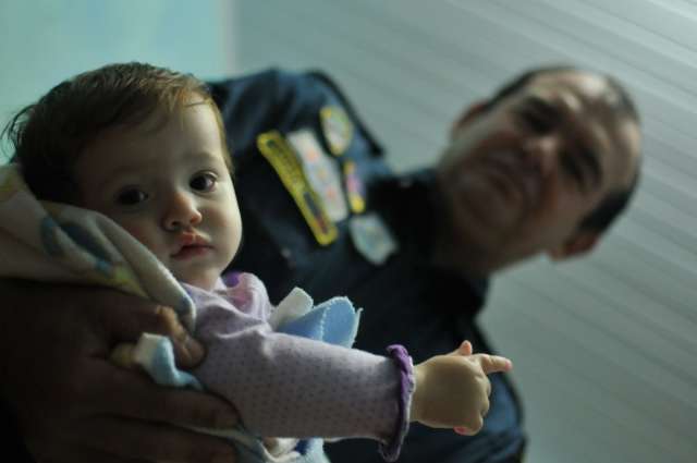 Com 193 na linha, policial salva beb&ecirc; de 11 meses e vira &quot;m&eacute;dico&quot; e amigo
