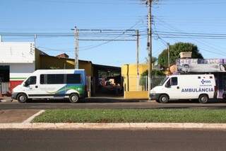 Em frente à pensão da Manoel da Costa Lima, ambulâncias e vans revelam quantidade de pacientes (Foto: Marcos Ermínio)