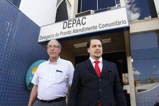Médico José Maria Ascenço deixa a 1ª DP ao lado do advogado Felipe Barbosa. (Foto: Marcelo Victor)