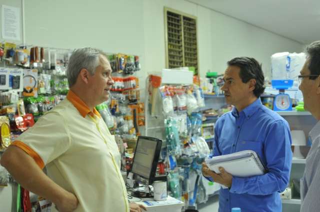 P&eacute; na campanha: deputado antecipa corpo a corpo nas ruas e ouve eleitor