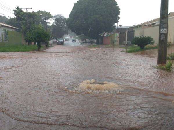 Chuva com trovoadas despenca na Capital e ruas voltam a ficar alagadas