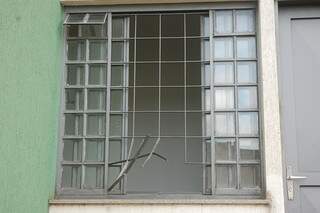 Presos alcançaram janela que dá acesso a rua 9 de Julho, quebraram grade com os pés e fugiram. Foto: Simão Nogueira