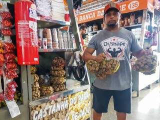 Pedro também vende castanha do Brasil in natura, ainda com casca. &quot;Ainda mais barata&quot;. (Foto: Anahi Gurgel)