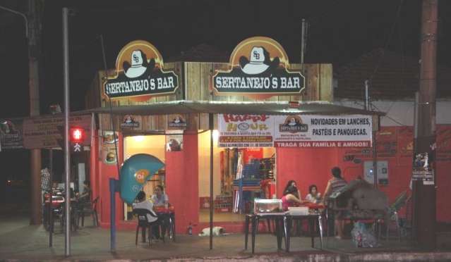 No Taveir&oacute;polis, bar tem feijoada e churrasco, mas corta bebida de quem exagera