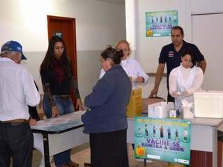 Equipe de imunização da prefeitura durante vacinação contra a gripe em Itaquiraí (Foto: Roney Minella)