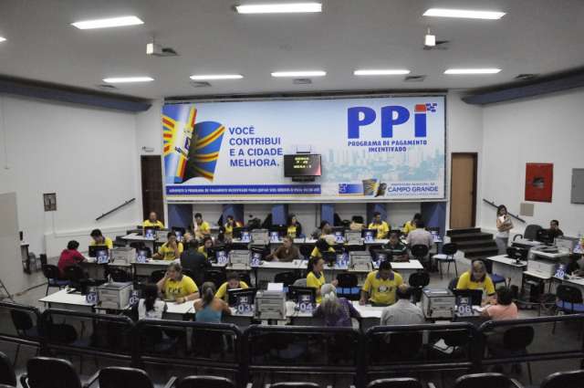 No &uacute;ltimo dia de desconto de 80% em juro do IPTU, Central tem movimento intenso